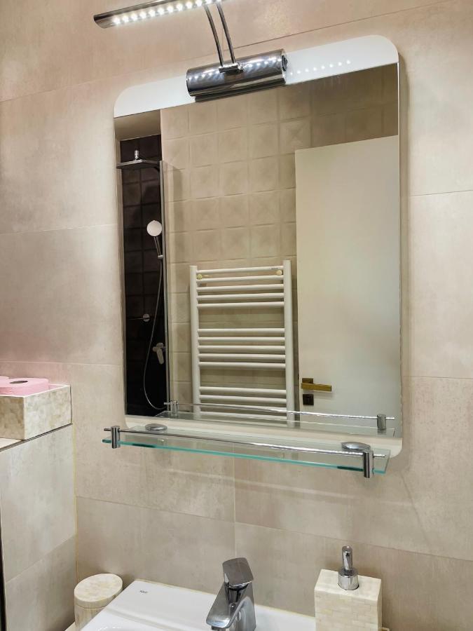 Pleasure Little Treasure - Montmartre Apartment Париж Екстериор снимка